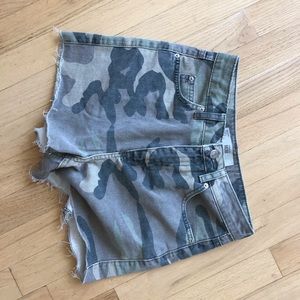 Topshop camo shorts. Excellent condition. Size 6